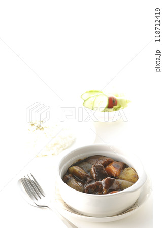 野菜とお肉がゴロゴロビーフシチューとライスとサラダのセット 118712419