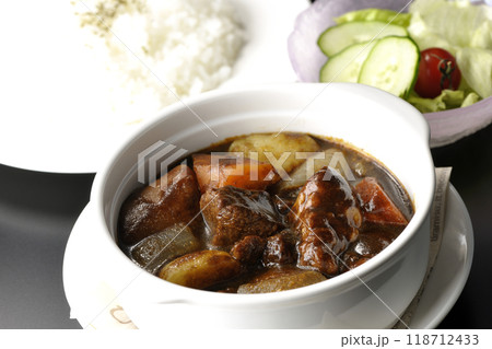 野菜とお肉がゴロゴロビーフシチューとライスとサラダのセット 野菜とお肉がゴロゴロビーフシチューとライスとサラダのセット 118712433