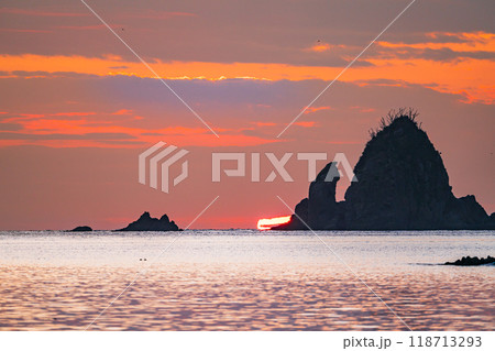 【静岡県】夕陽に染まる大田子海岸　沖に沈む太陽・落日 118713293
