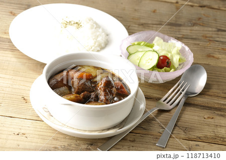 野菜とお肉がゴロゴロビーフシチューとライスとサラダのセット 野菜とお肉がゴロゴロビーフシチューとライスとサラダのセット 118713410