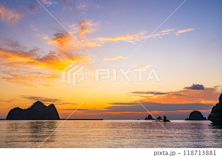 【静岡県】夕陽に染まる大田子海岸(広角撮影) 【静岡県】夕陽に染まる大田子海岸(広角撮影) 118713881
