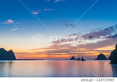【静岡県】夕陽に染まる大田子海岸（広角撮影） 118713883