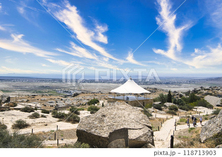 ゴブスタン国立保護区の古代岩絵の景観 ゴブスタン国立保護区の古代岩絵の景観 118713903