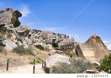ゴブスタン国立保護区の古代岩絵の景観 118714171