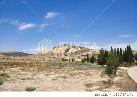 ゴブスタン国立保護区の古代岩絵の景観 118714175