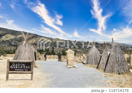 ゴブスタン国立保護区の古代岩絵の景観 118714178