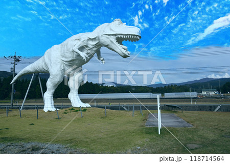 白いティラノザウルス像　勝山市 118714564