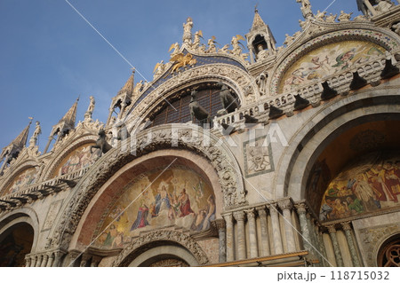 ヴェネツィアのサン・マルコ寺院の上部外観 118715032