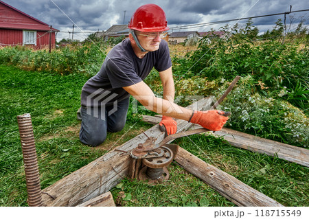 Manually operated winch with cable can be drawn in and out, winding around drum. Manually operated winch with cable can be drawn in and out, winding around drum. 118715549