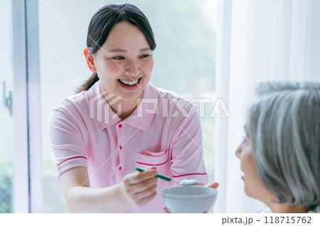 介護施設で暮らすシニア女性と若い介護士 介護施設で暮らすシニア女性と若い介護士 118715762