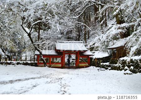 雪景色が神秘的な京都市貴船神社の奥宮神門 雪景色が神秘的な京都市貴船神社の奥宮神門 118716355