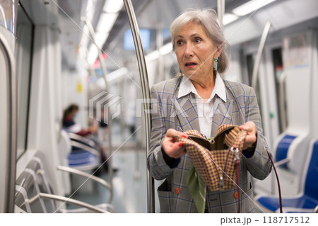 Senior woman discovered theft in subway train 118717512
