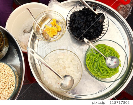 ナイトマーケットのチェー屋台　ホーチミン　ベトナム 118717802