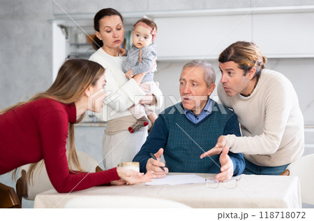 Family members discussing inheritance 118718072