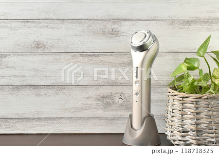 白い木目バックグラウンドの美顔器と植物の背景 118718325