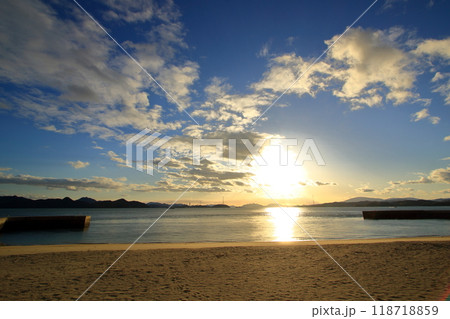 的場海水浴場(竹原市)から眺める瀬戸内夕景 的場海水浴場(竹原市)から眺める瀬戸内夕景 118718859