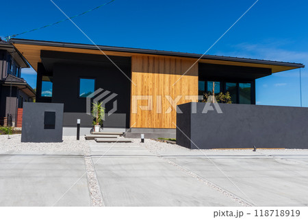 新築の門壁のあるモダン住宅外観 118718919