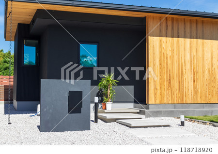 新築の門壁のあるモダン住宅外観 118718920