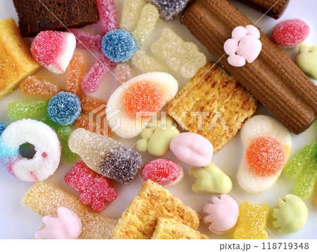 カラフルなグミやソフトキャンディーと焼き菓子の背景 118719348