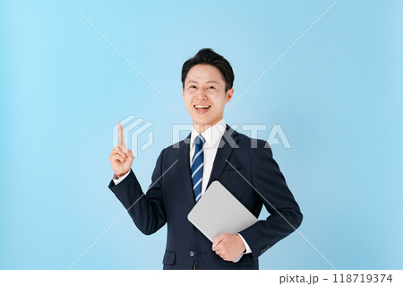 ビジネスマン　笑顔　指差し 118719374