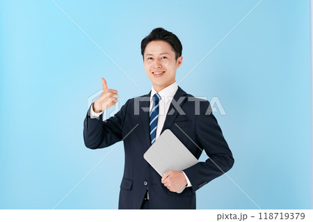 ビジネスマン　笑顔　サムズアップ 118719379