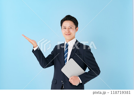 ビジネスマン　笑顔　手かざし 118719381