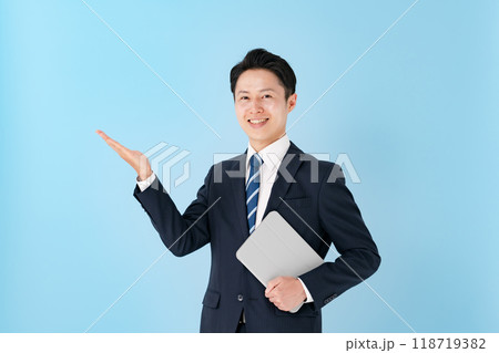 ビジネスマン 笑顔 手かざし ビジネスマン 笑顔 手かざし 118719382