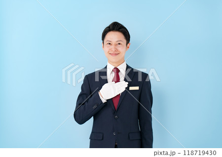 白手袋をする男性　ビジネス 118719430