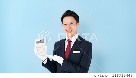 白手袋で電卓を持つ男性 白手袋で電卓を持つ男性 118719443
