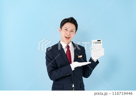 白手袋で電卓を持つ男性 118719446