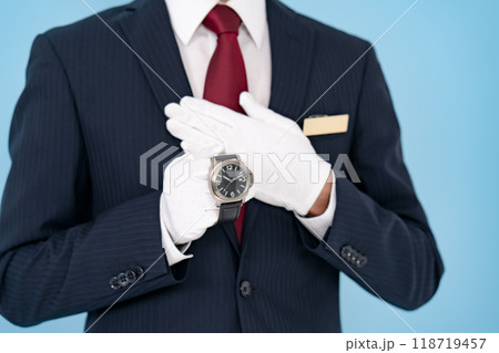 白手袋の男性　鑑定　時計　手元 118719457