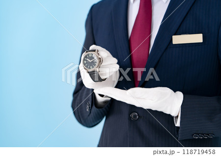 白手袋の男性 鑑定 時計 手元 白手袋の男性 鑑定 時計 手元 118719458