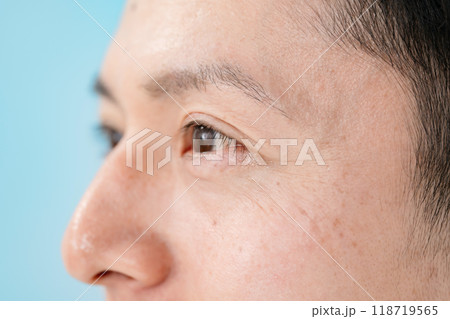 目元　アップ　男性 118719565