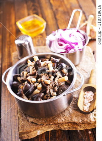 marinated mushrooms in metal bowl 118719616