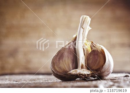 The fresh garlic on a table 118719619
