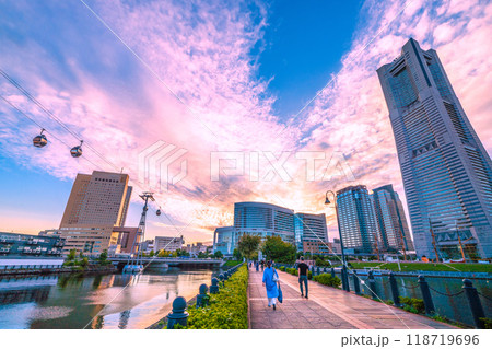 日本の横浜都市景観　9月。横浜ランドマークタワーやみなとみらいの街を望む、左奥は桜木町駅＝26日 118719696