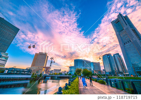 日本の横浜都市景観　9月。横浜ランドマークタワーやみなとみらいの街を望む、左奥は桜木町駅＝26日 118719715