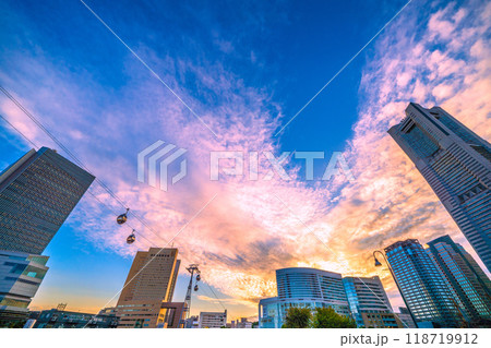 日本の横浜都市景観　9月。横浜ランドマークタワーやみなとみらいの街を望む、奥は桜木町駅方向＝26日 118719912