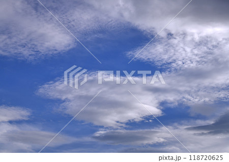 日本の横浜都市景観 9月。秋の気配。青空と雲。ぷかぷかと浮かぶ雲…＝9月26日 118720625