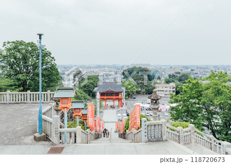 ＜犬山市＞成田山大聖寺　階段から見下ろした明王門と犬山の町の景色 118720673