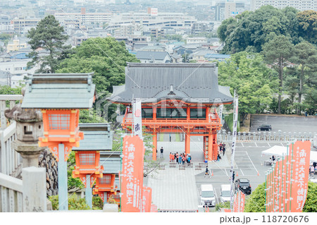 ＜犬山市＞成田山大聖寺　階段から見下ろした明王門と犬山の町の景色 118720676