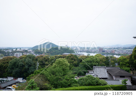＜犬山市＞成田山大聖寺　境内から見下ろした犬山の町の景色と犬山城 118720905
