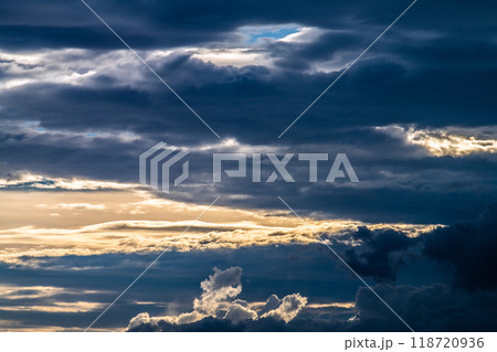 日本の横浜都市景観 9月。秋の気配…様々な雲が流れる…天地創造…＝21日 118720936