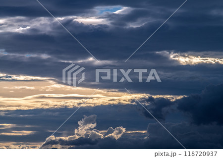 日本の横浜都市景観 9月。秋の気配…様々な雲が流れる…天地創造…＝21日 118720937