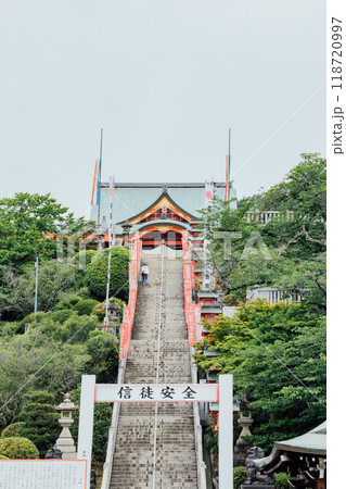 ＜犬山市＞成田山大聖寺　本堂へ続く階段 118720997