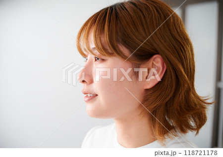 見つめる女性　横顔　瞳 118721178