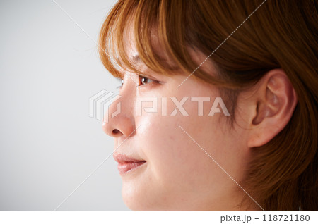 見つめる女性　横顔　瞳 118721180