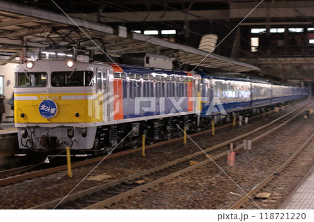 東北本線を走行するカシオペア色EF81-92号機牽引の寝台特急「北斗星」_2010/3/10撮 118721220