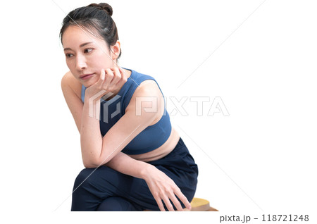 座って考えるスポーツウエアの女性 座って考えるスポーツウエアの女性 118721248