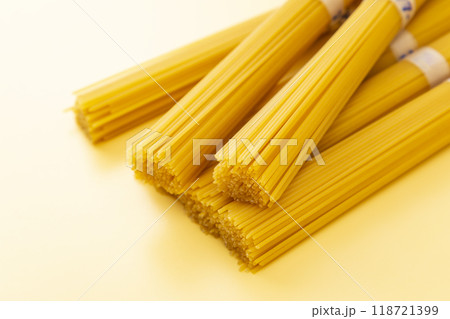 黄色背景にスパゲッティーニ 118721399